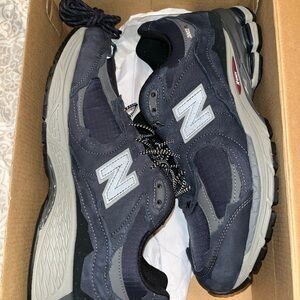 New Balance Men's Navy and Gray Athletic shoes 2002r size 10.5
